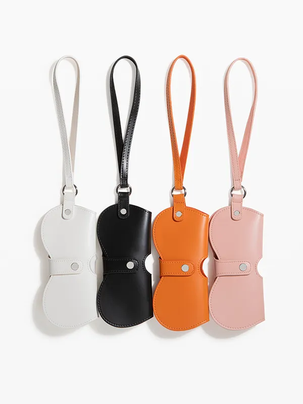 Porte-clés en cuir de quatre couleurs alignés