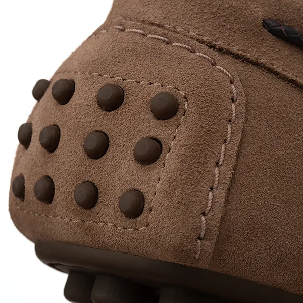 Détail des picots de la semelle d’un mocassin